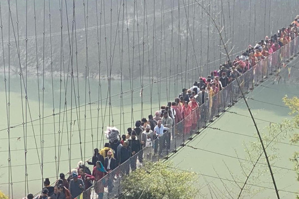 देवघाटको झोलुङ्गे पुलमा मोटरसाइकल सञ्चालनमा रोक